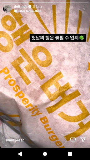 Doyoung saat Mempromosikan Burger McDonald’s di Story IG Pribadinya